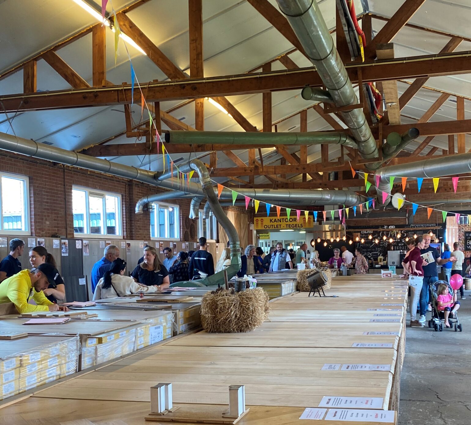 Drukte fabrieksleegverkoop BeBo Vriezenveen