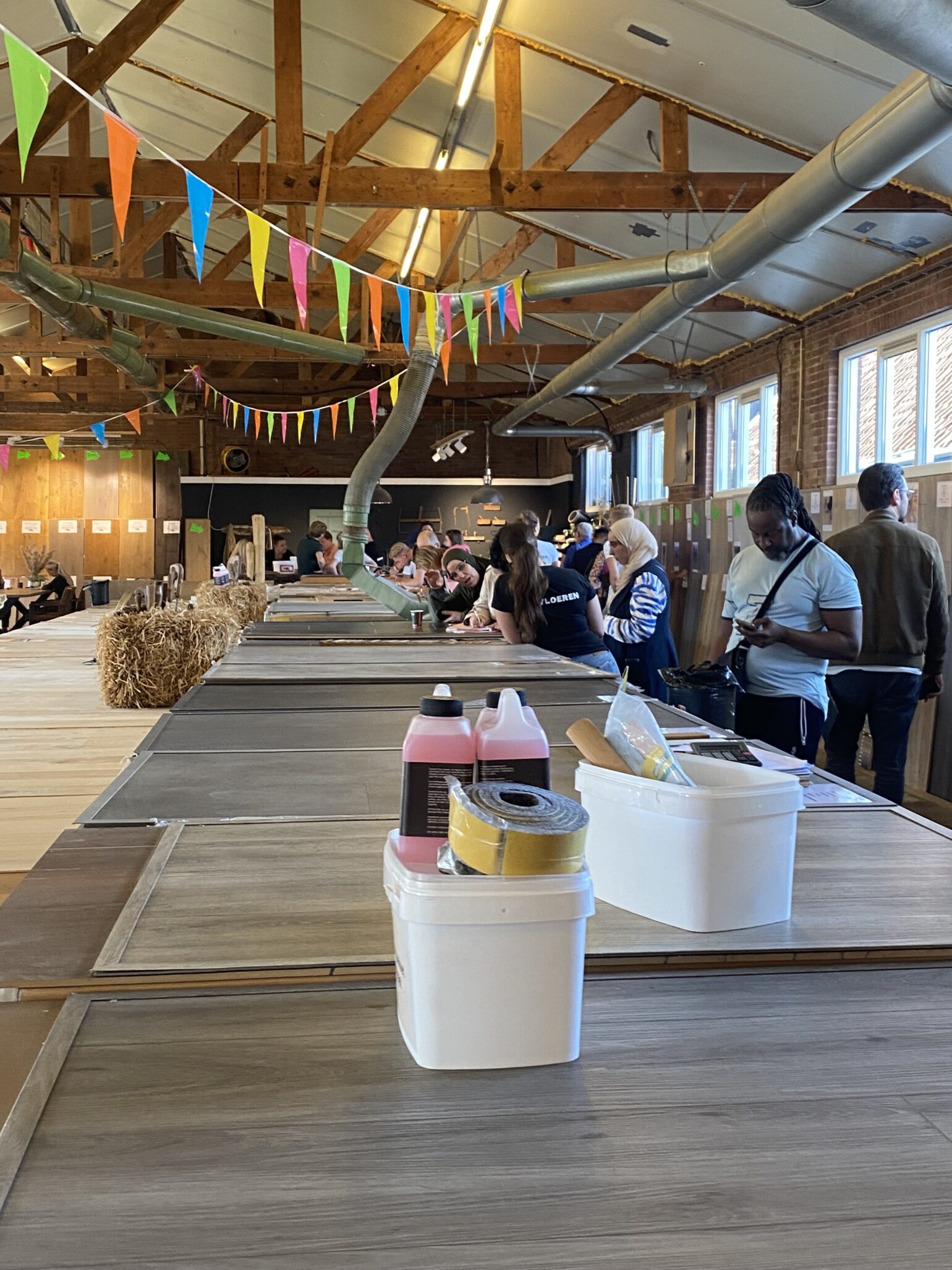 Drukte fabrieksleegverkoop BeBo Vriezenveen/1