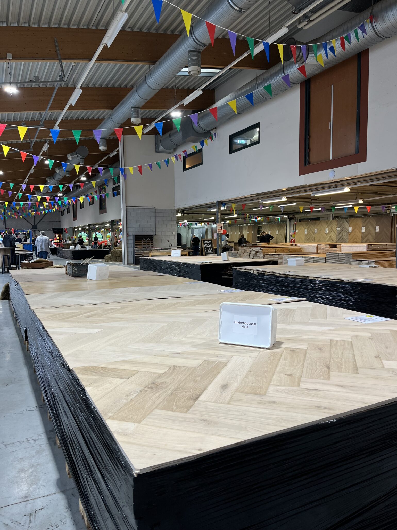Drukte fabrieksleegverkoop Etten-Leur/1