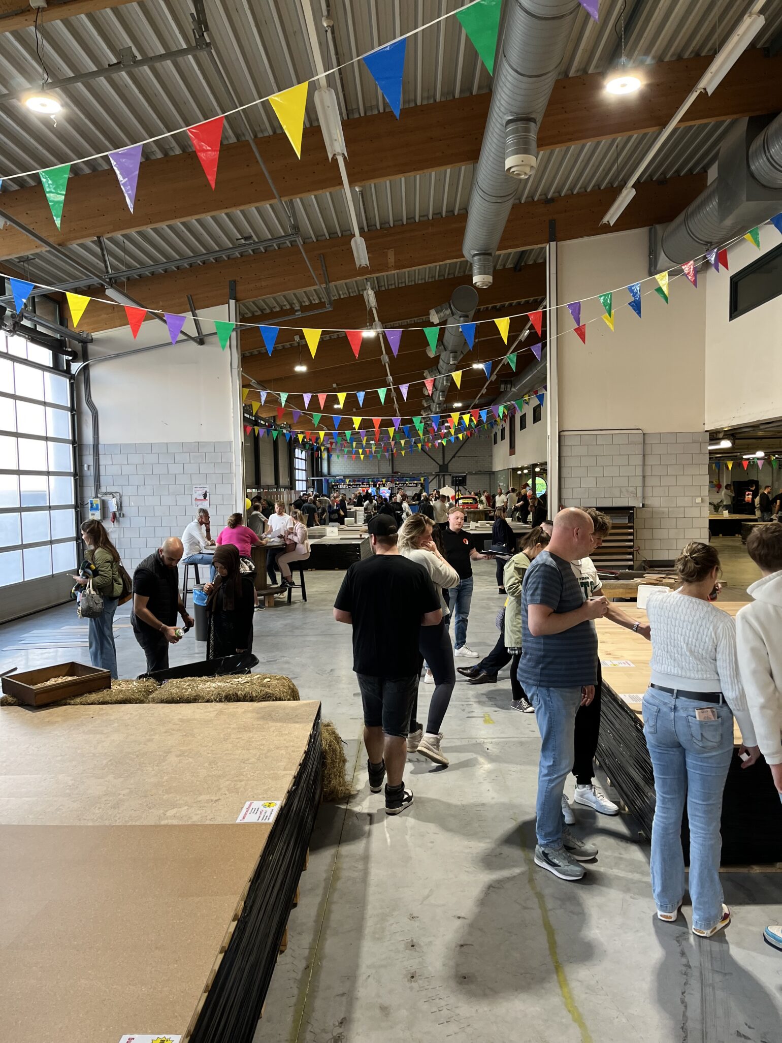 Bezoekers fabrieksleegverkoop Etten-Leur
