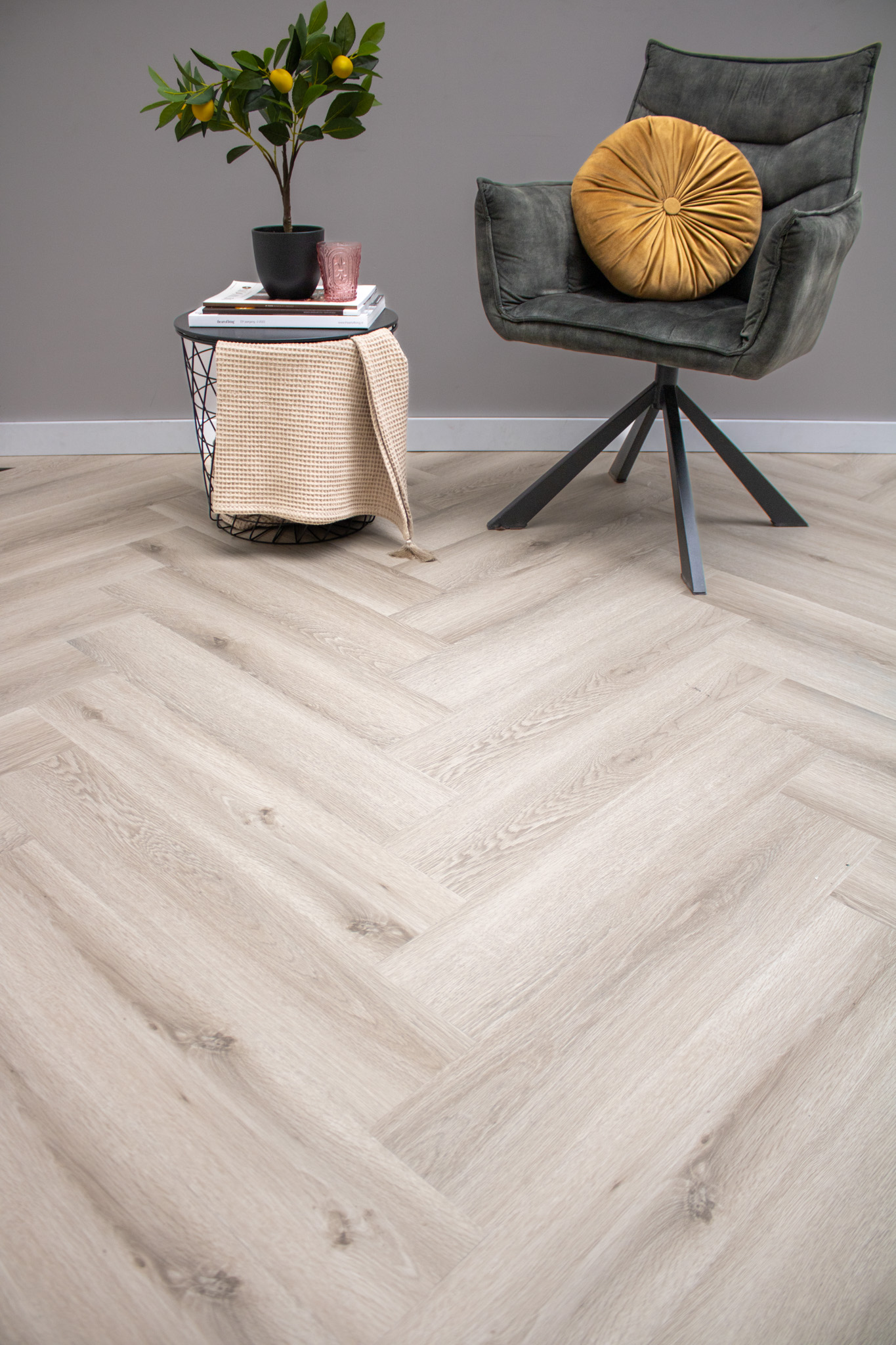 Zacht lichtgrijs klik vinyl laminaat visgraatvloer Zacht lichtgrijs klik vinyl laminaat visgraatvloer