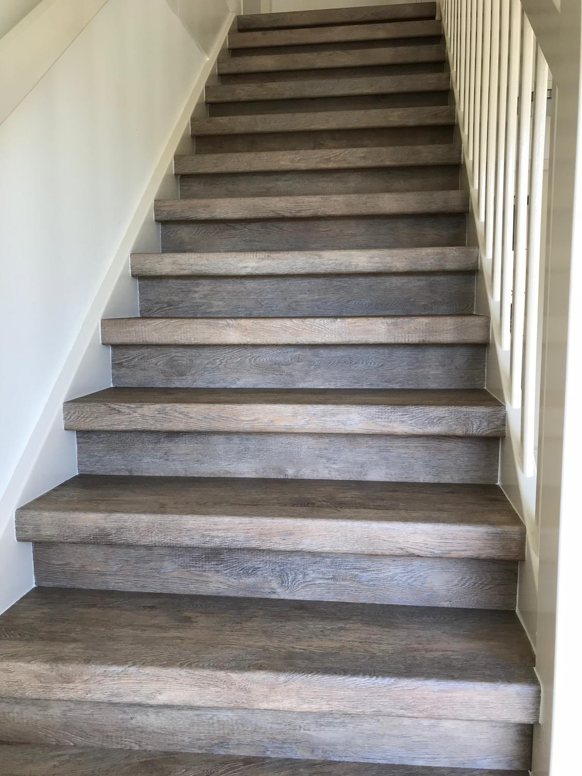 Vinyl laminaat-traprenovatieset BeBo Vloeren, rechte trap Vinyl laminaat-traprenovatieset BeBo Vloeren, rechte trap